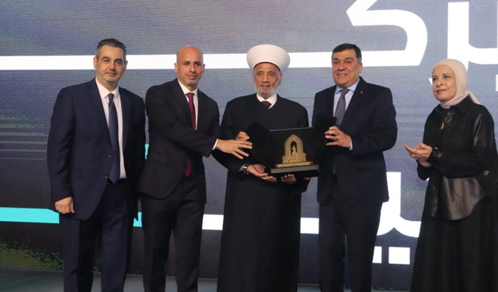 محمد الحوت يتسلم الدرع من المفتي دريان ومحمد الجوزو وسامر الصفح وتبدو يسرى صيداني