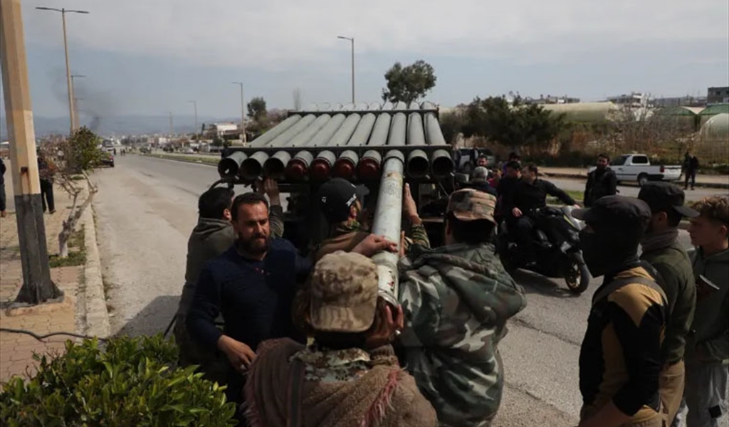 مقاتلون من قوات الأمن السورية يطلقون صواريخ باتجاه أوكار لفلول الأسد في بانياس الساحلية