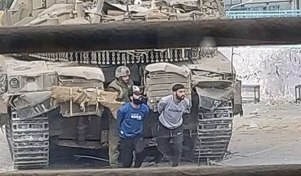 من إعلام العدو: استخدام الجيش دروعاً بشرية فلسطينية أمام محكمة لاهاي