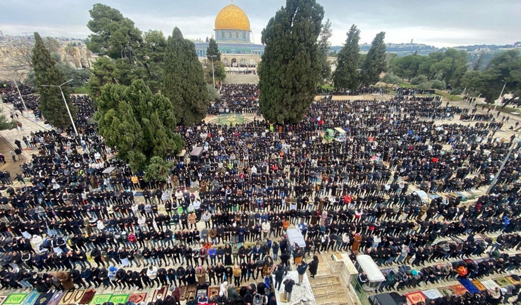 90 ألف مصل يؤدون صلاة الجمعة الأولى من شهر رمضان في رحاب المسجد الأقصى المبارك