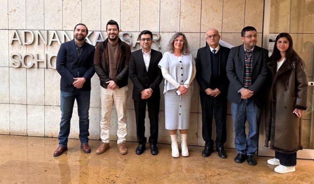 العليه متوسطاً المشاركين في اللقاء