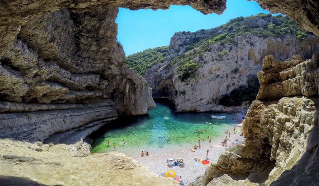 «الكهف الأزرق» في إنطاليا