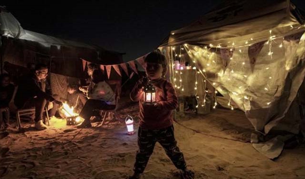 طفل فلسطيني يضيء عتمة الدمار بقنديل رمضان