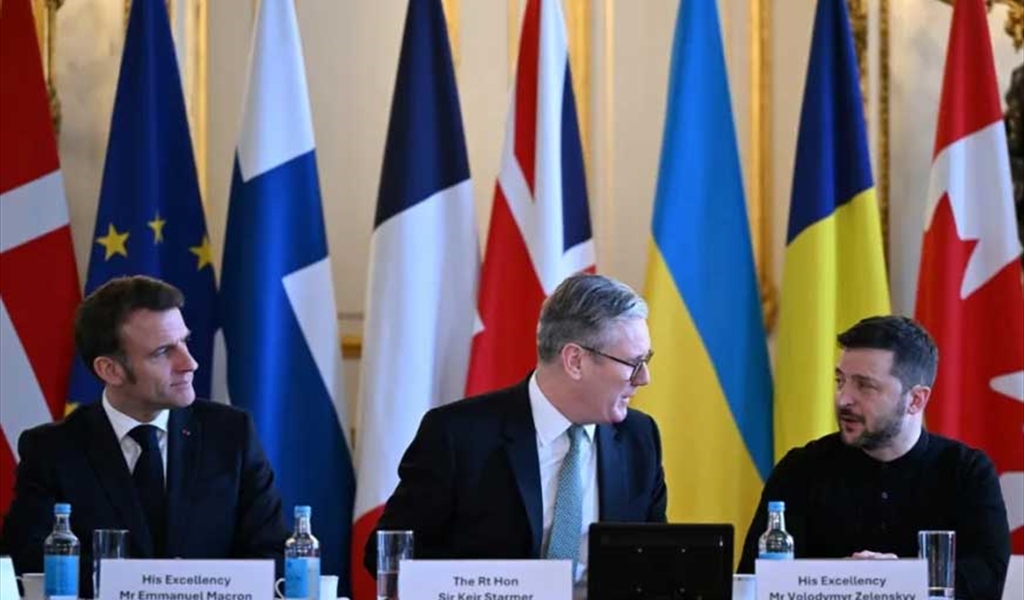 ستارمر متحدثا إلى زيلنسكي وبجانبه ماكرون خلال القمة في لندن