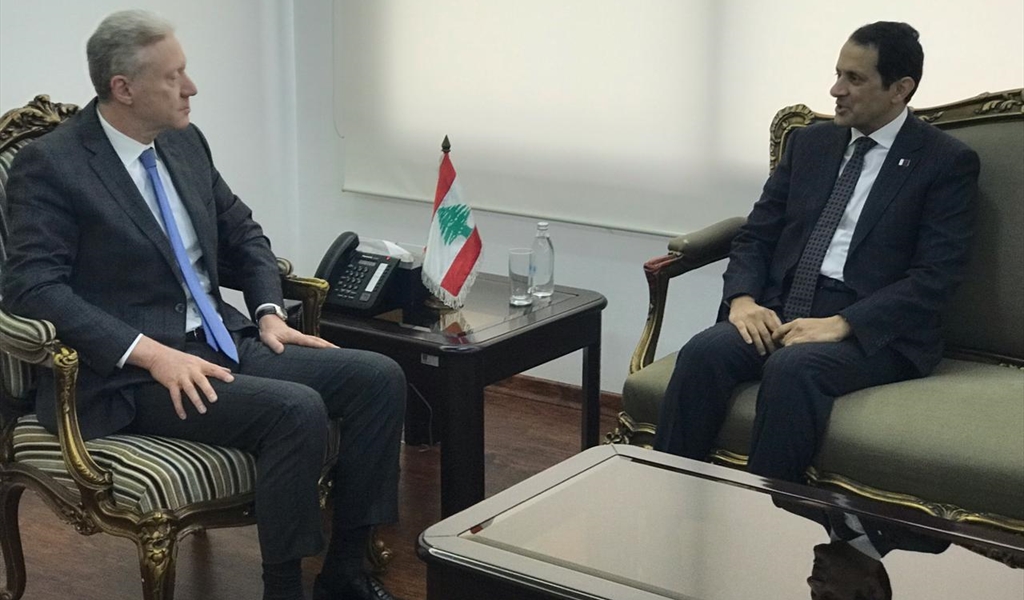 وزير الخارجية مع السفير القطري