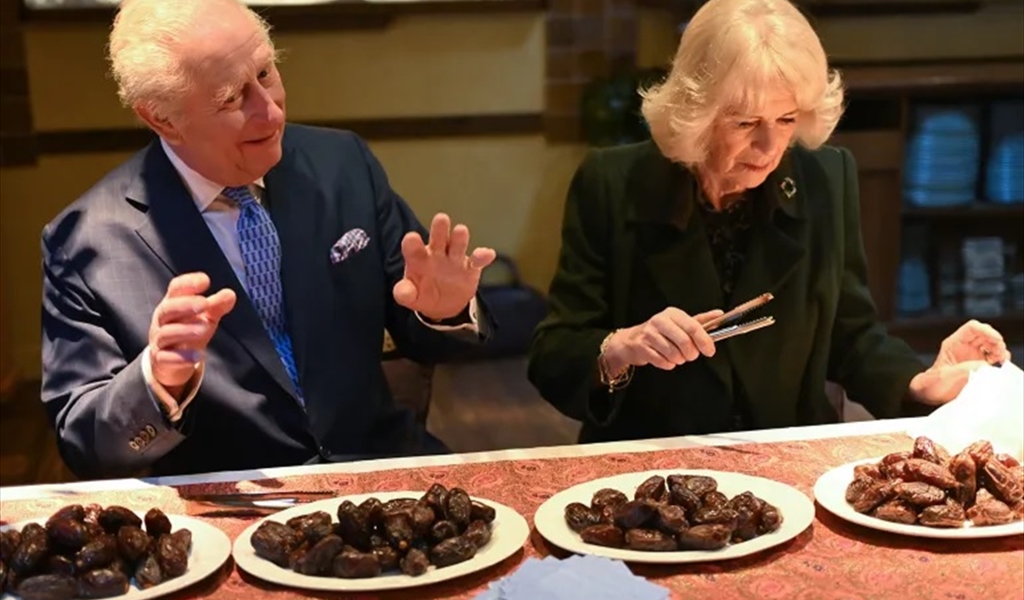 مبادرة ملكية في رمضان.. الملك تشارلز والملكة كاميلا يعبئان التمور لدعم المستشفيات