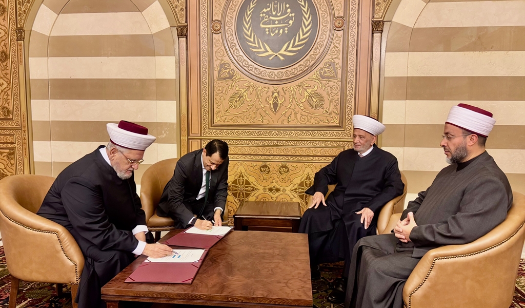 المفتي دريان والسفير القطري والشيخان الأروادي والكردي خلال تسلُّم الهبة