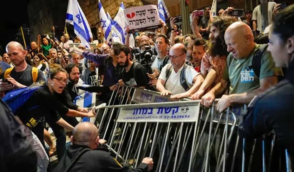 احتجاجات في تل أبيب على إقالة رئيس الشاباك