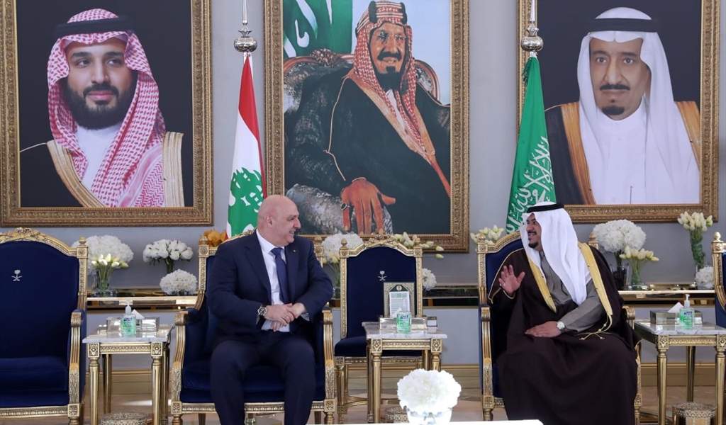 الرئيس عون مع نائب أمير الرياض خلال استقباله في الصالة الملكية في مطار الملك خالد