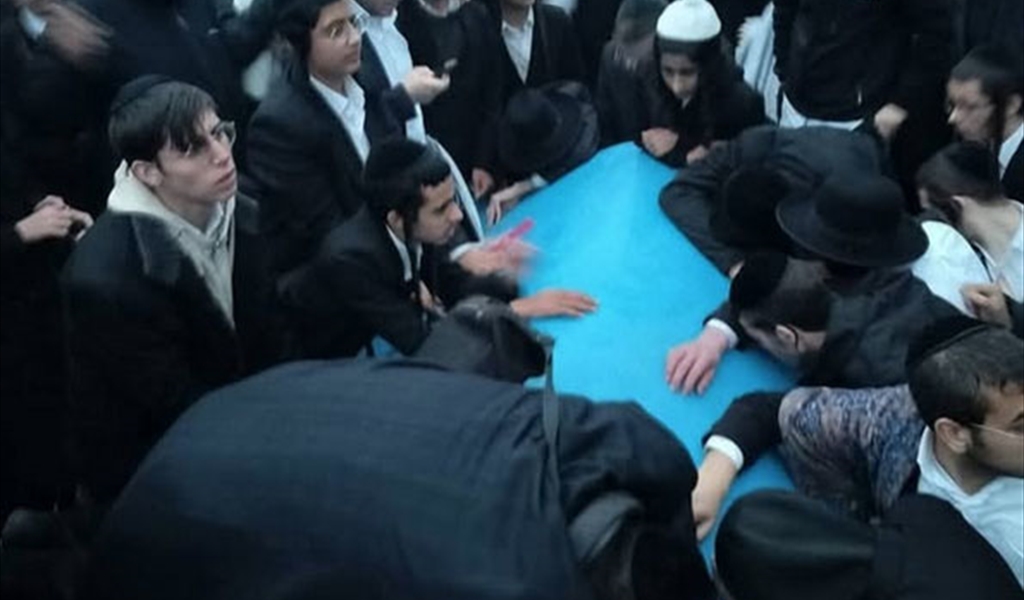 الحريديم على القبر المزعوم لأحد الخامات في العباد في خراج بلدة حولا