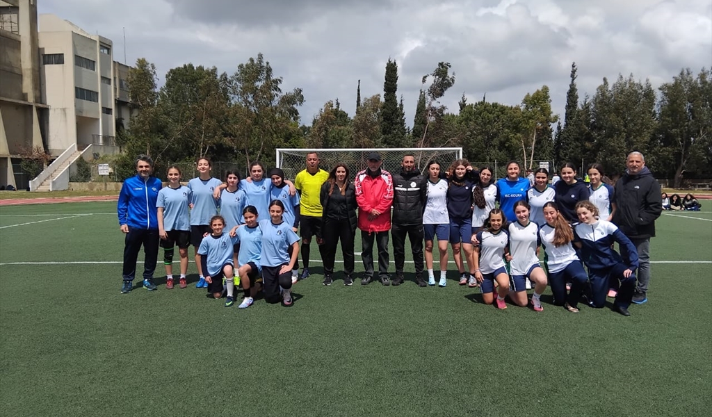 اليونيفرسل سكول تحرز كأس كرة القدم المصغرة المدرسية عن قضاء الكورة