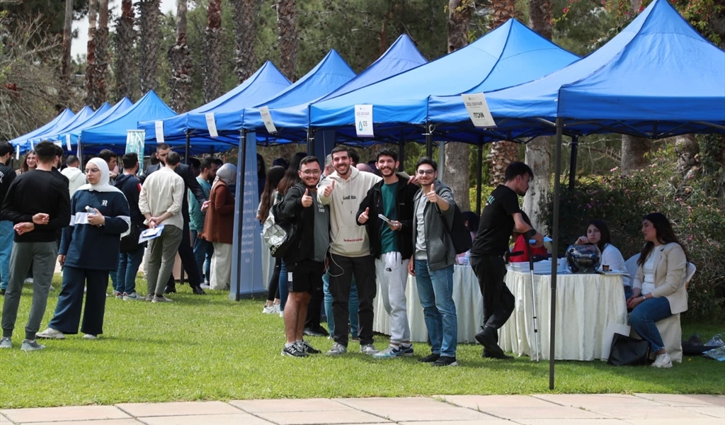 معرض التوظيف المهني في جامعة رفيق الحريري