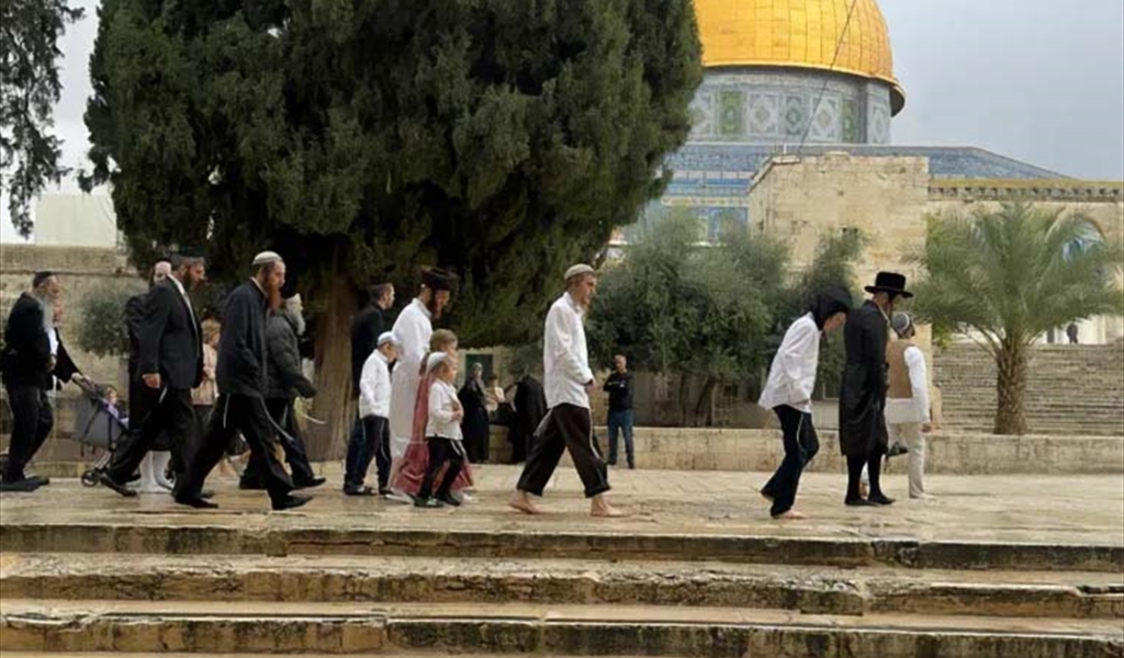 مستوطنون متششدون خلال اقتحام باحات المسجد الأقصى