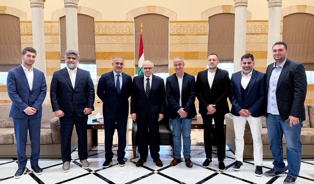 سلام يتوسط وفد الهيئة الادارية لنادي النجمة