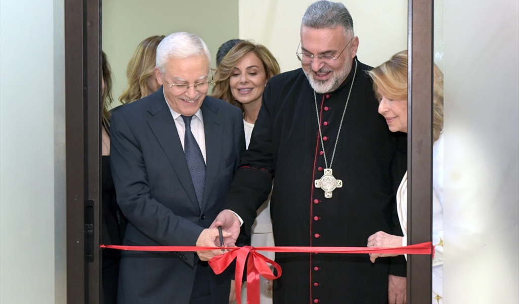 المطران ضاهر و د. زريق خلال تدشين القاعة