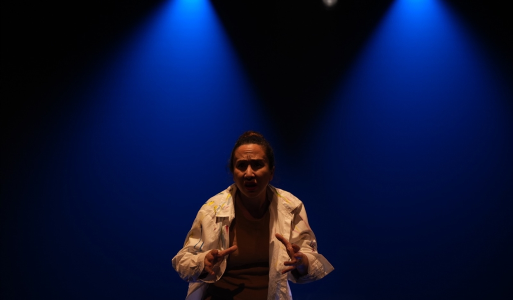 عياش تعود إلى خشبة المسرح بمونودراما «طرف خيط»