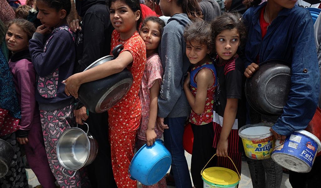 أطفال غزة ينتظرون في طابور طويل للحصول على وجبة غذائية