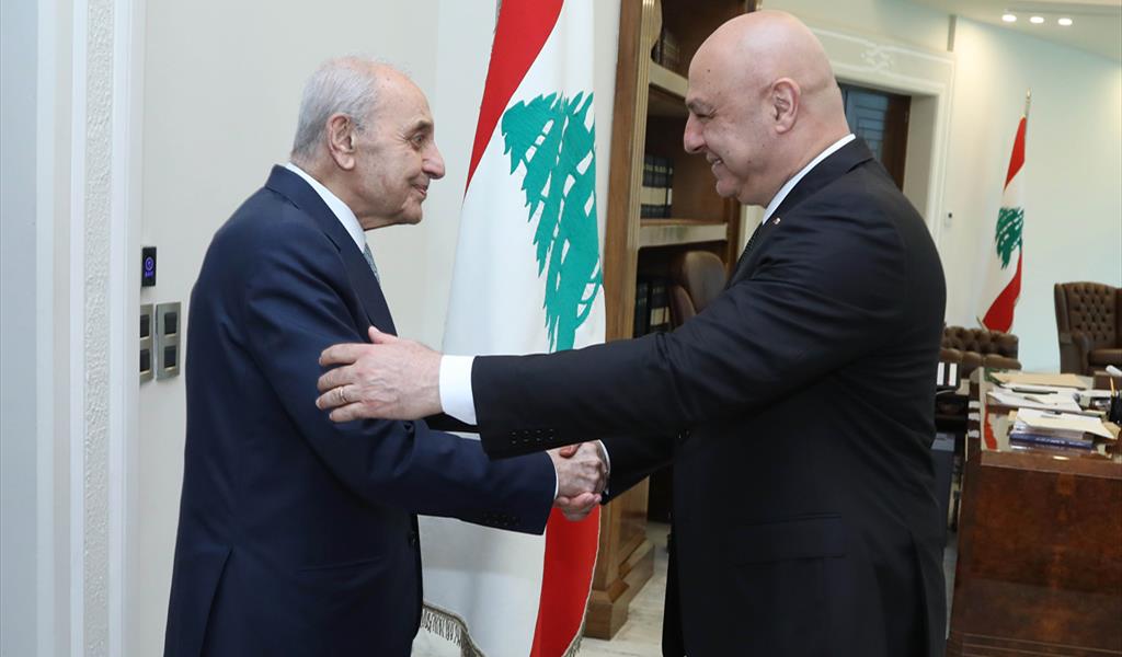 الرئيس عون مرحباً بالرئيس برّي في قصر بعبدا أمس (محمود يوسف)