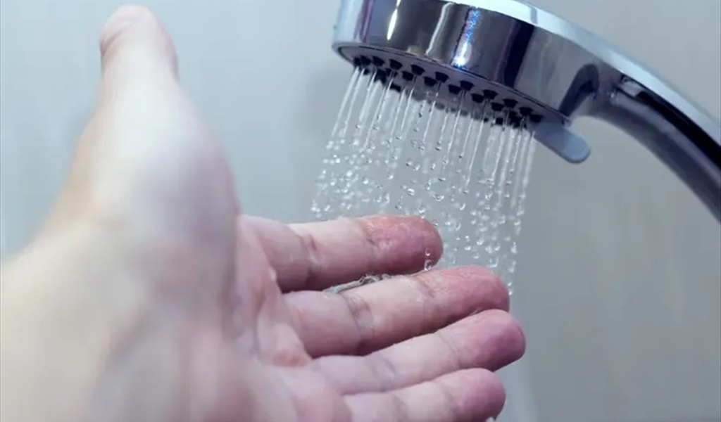 أيهما أفضل الاستحمام صباحاً أم مساءً؟