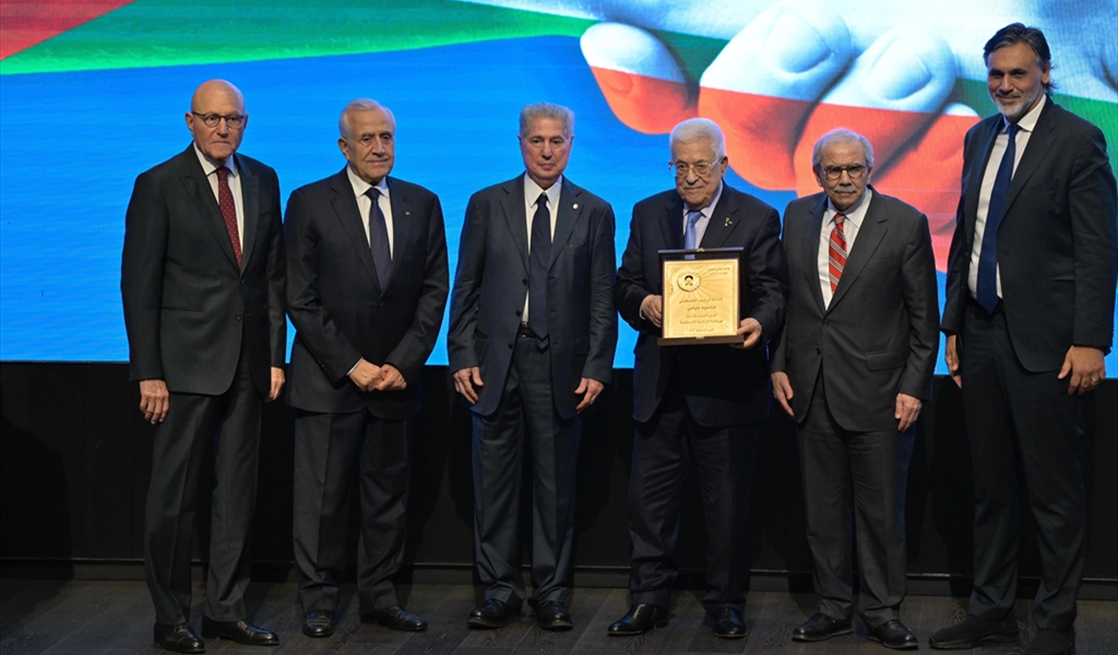 الرئيس عباس يتسلَّم جائزة «صنَّاع السلام» متوسطاً الرؤساء: سلام، الجميل، سليمان، وتمام سلام، بحضور نجل السيد هاني فحص مصطفى فحص (محمود يوسف)