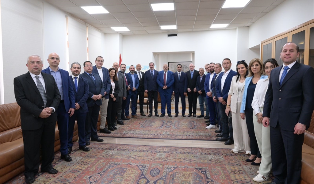 المحافظ عبود متوسطاً رئيس المجلس البلدي ونائبه والأعضاء