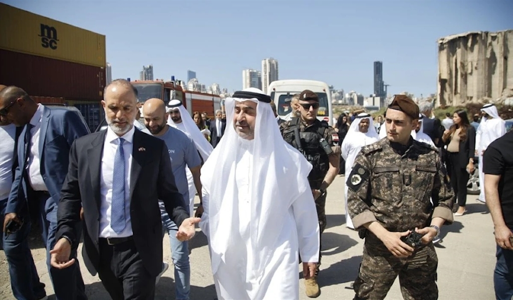 الوزير رسامني خلال الجولة في المرفأ مع الوفد الاماراتي