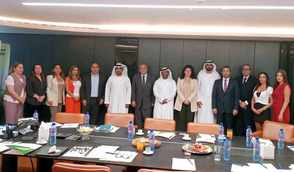 حبيب مستقبلاً أعضاء الوفد من «صندوق أبوظبي للتنمية»