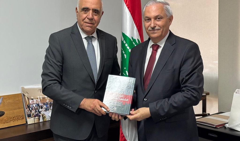 القصيفي يتسلم الكتاب من الزميل زعيتر