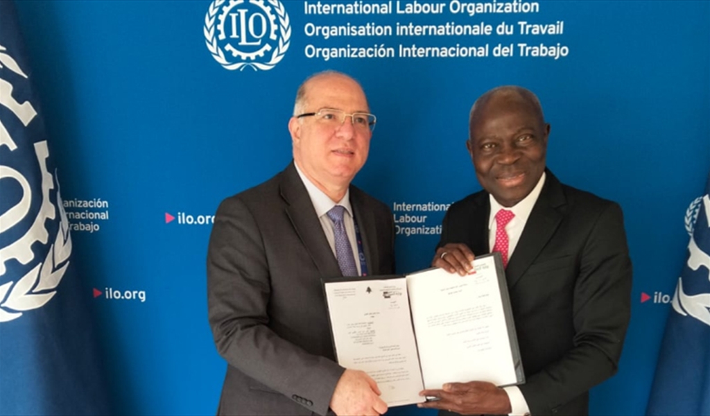 الوزير حيدر يسلم هونغبو التقرير