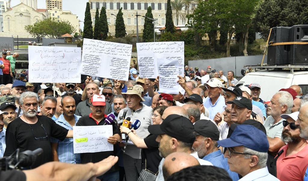 مشاركون في الوقفة الاحتجاجية (محمود يوسف)