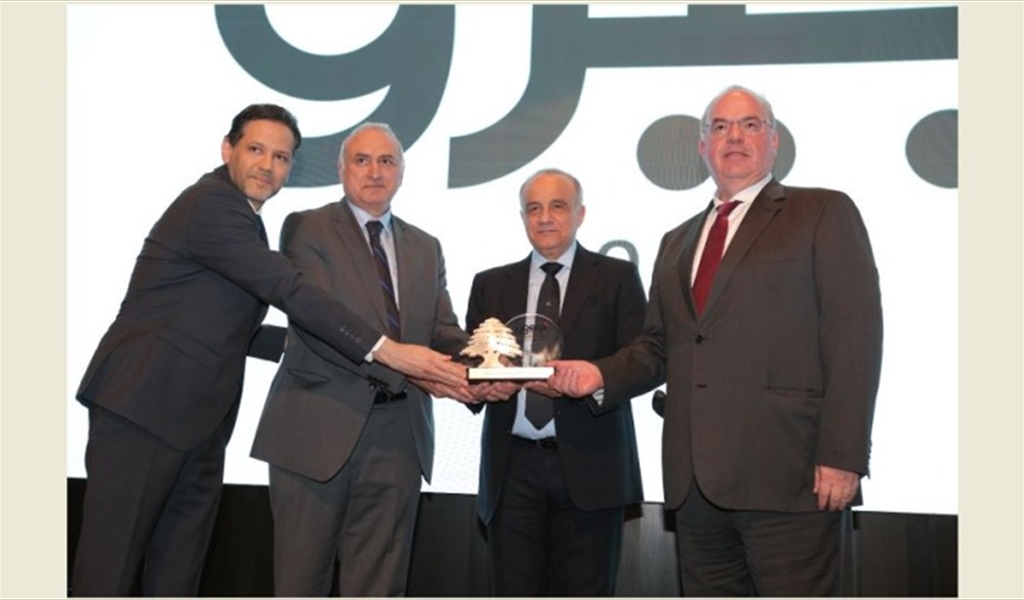 كريدية يتسلم الدرع التكريمي من وزير الاتصالات