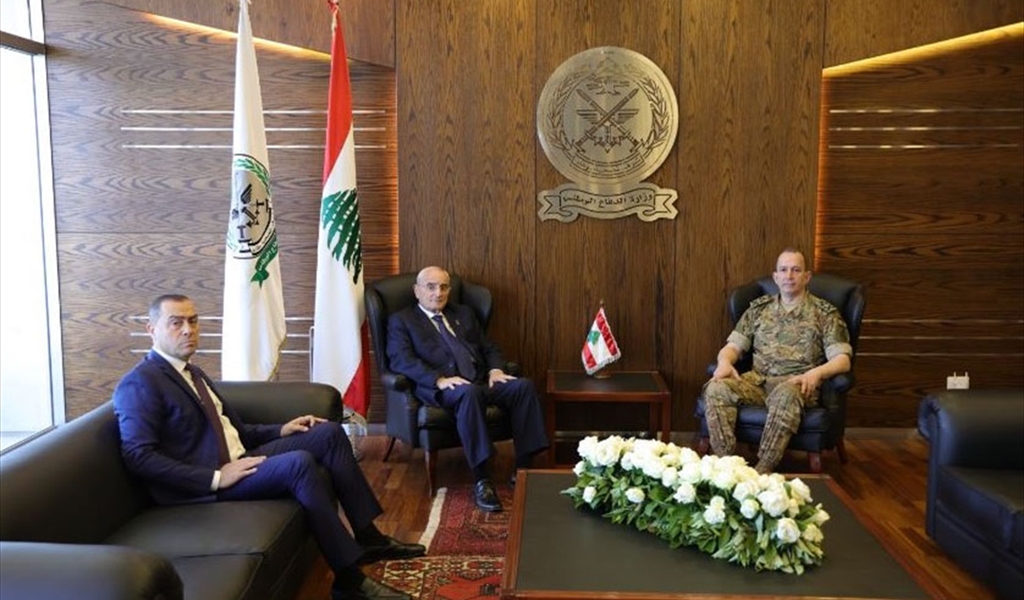 الوزير منسى مستقبلاً العماد هيكل والعميد قهوجي