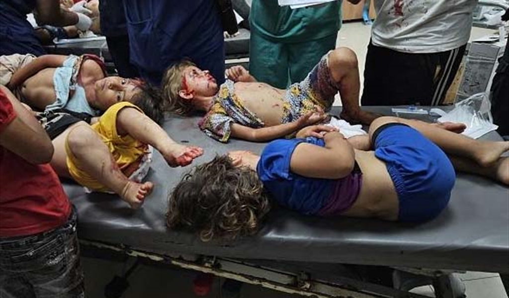 أطفال مصابون يتلقون العلاج في أحد المستشفيات المتبقية في غزة