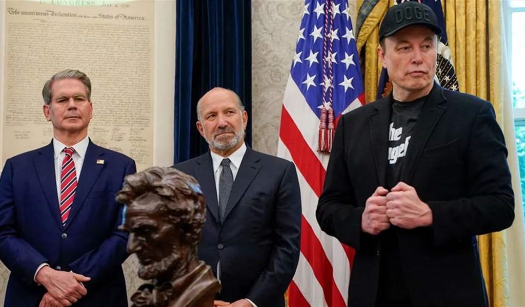 “لكمات” بين ماسك ووزير الخزانة!