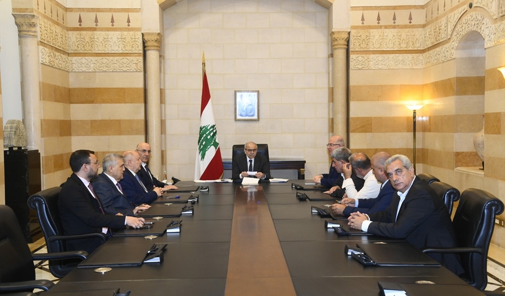 الرئيس سلام مترئساً الاجتماع مع اتحاد النقل بحضور الوزيرين حيدر والحجار ورئيس الاتحاد العمالي العام