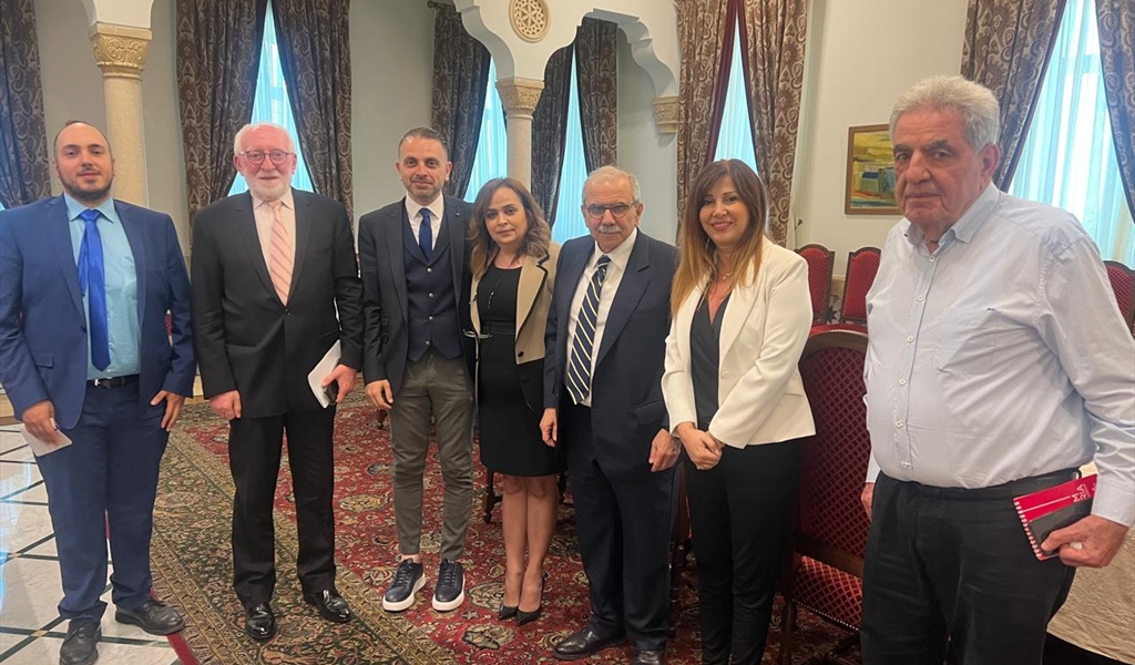 الرئيس سلام خلال الدردشة مع مجموعة من الصحافيين