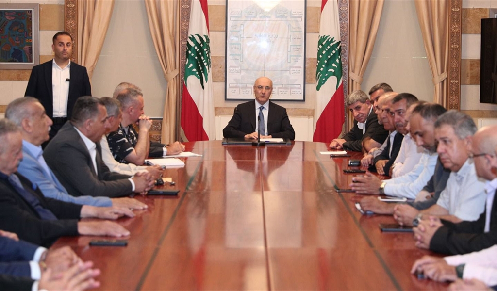 وزير الداخلية مجتمعاً مع وفد «النقل البري»