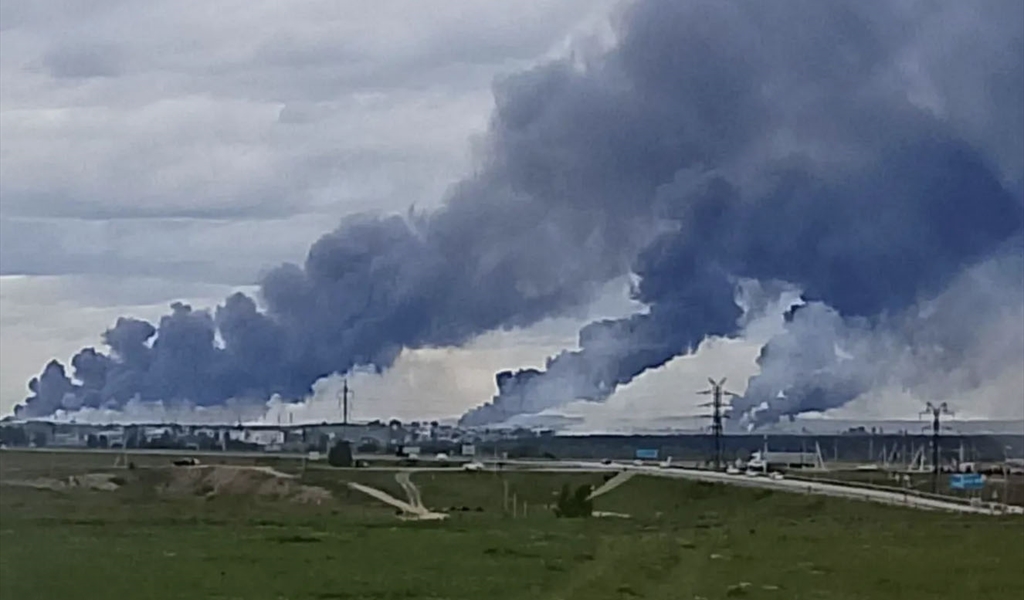 دخان يتصاعد من إحدى القواعد الروسية التي تعرضت للقصف في سيبيريا