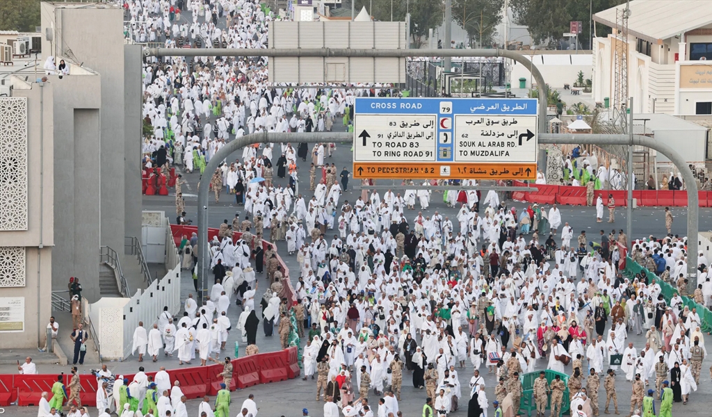 جموع الحجيج ينفرون من صعيد عرفات إلى مزدلفة