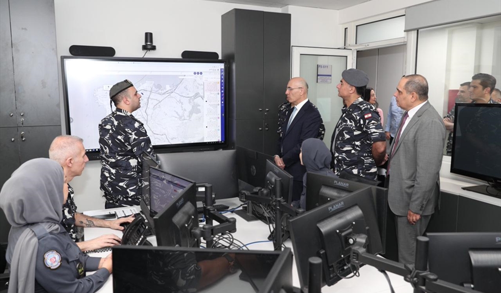 الوزير الحجار يستمع الى شرح عن الخطة والتدابير