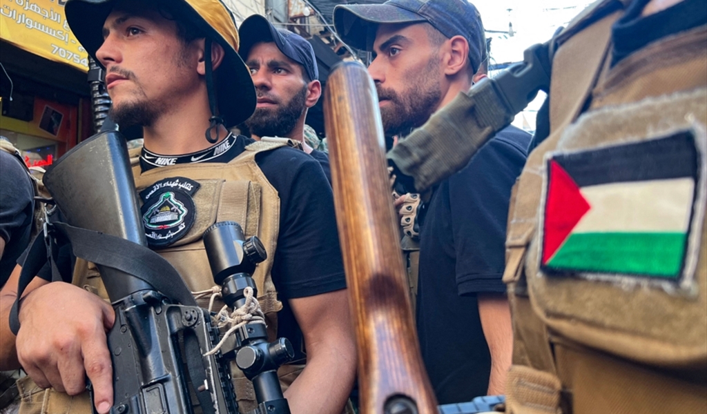 صراع أجنحة فلسطيني - فلسطيني يمنع تسليم السلاح؟!