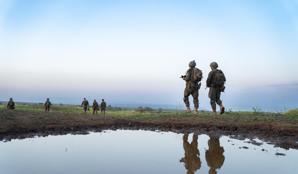إسرائيل تحشد قواتها على الحدود مع سوريا ولبنان