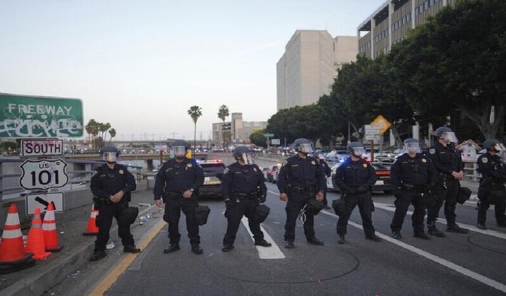 قنابل صوت وطوق أمني... وشرطة على الخيول!