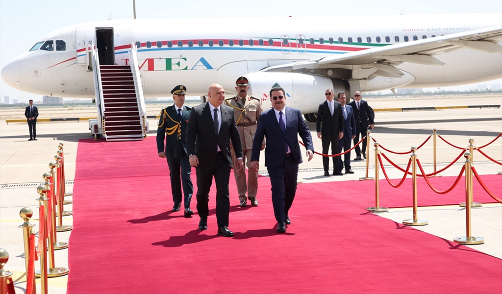 رئيس الوزراء العراقي السوداني مستقبلاً الرئيس عون في مطار بغداد