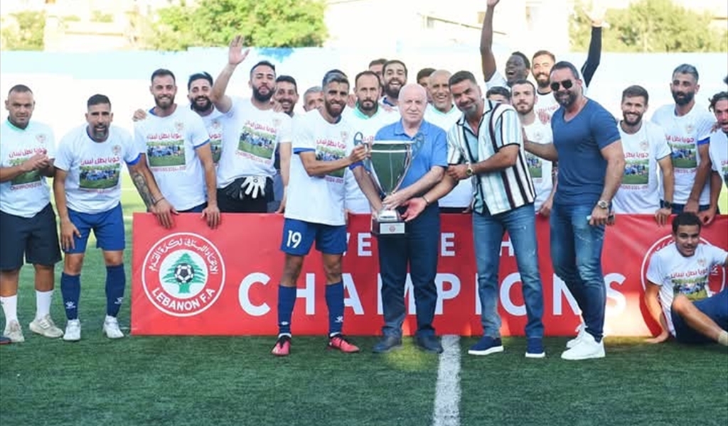 قائد جويا علي حمام يتسلم كأس البطولة من المهندس حيدر