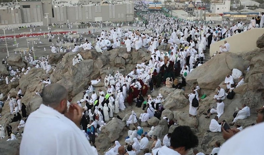 بدء صعود الحجاج على صعيد عرفة الطاهر