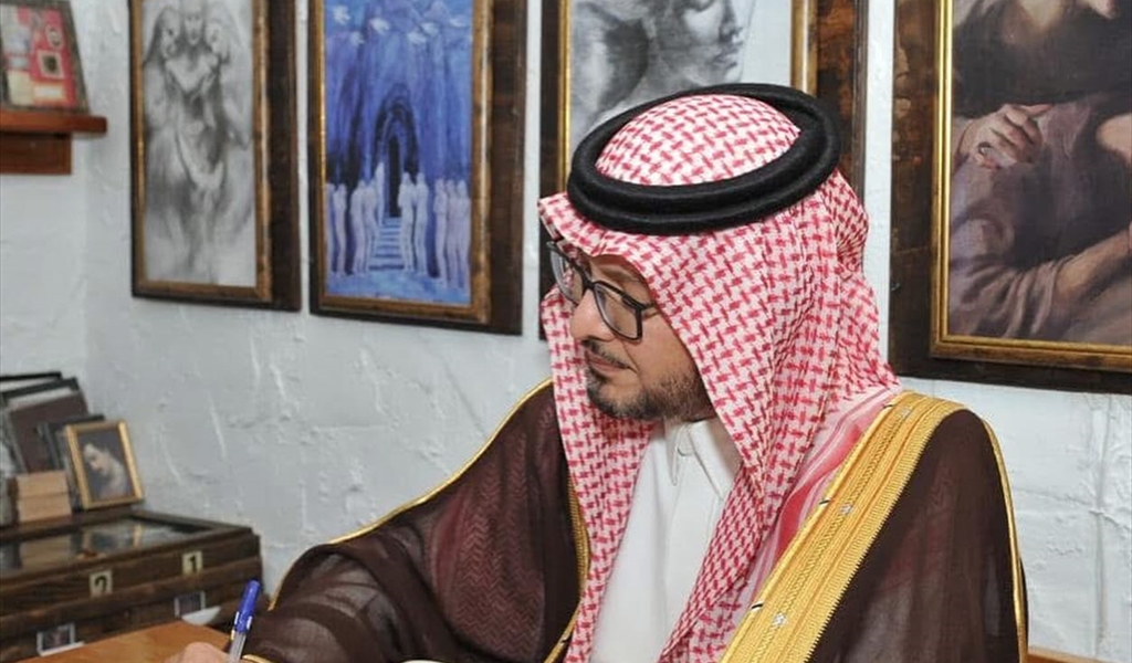 السفير بخاري يوقّع كلمة في السجل الذهبي