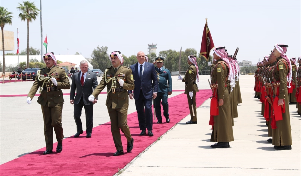 الملك عبدالله والرئيس عون يستعرضان الحرس الملكي في مطار ماركا العسكري