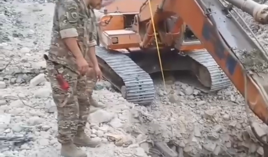 حفارة للجيش تحفر في المكان المستهدف في الليلكي وبدا أحد عناصر الجيش اللبناني المشرف على عملها (محمود يوسف)