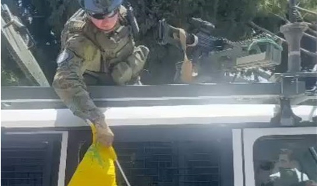 اعتراض دورية لـ "اليونيفيل" في صريفا ورفع علم الحزب على اليتها